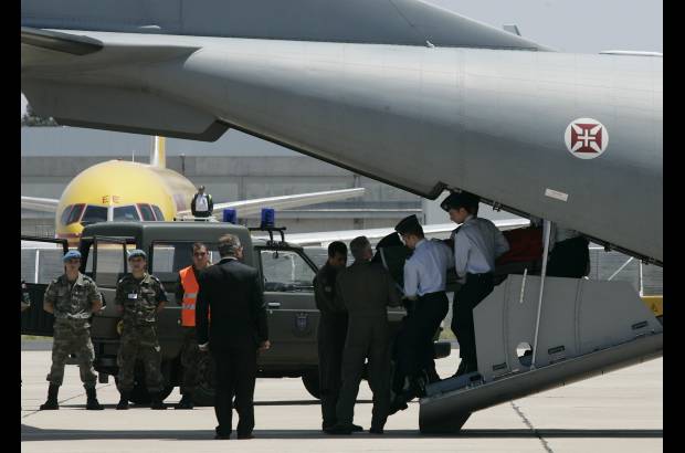 REUTERS - Integrantes del Gobierno portugu&#233;s y de otros pa&#237;ses de habla lusa recibieron este s&#225;bado en el aeropuerto de Lisboa, junto a familiares, amigos e intelectuales, los restos de Jos&#233; Saramago, con honores militares.