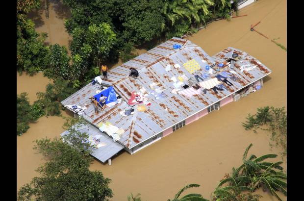 AP - Los servicios de rescate filipinos tratan de ayudar a las cientos de personas que se han quedado aisladas en los tejados de sus casas debido a las inundaciones que afectan desde el martes al norte del país, indicaron fuentes oficiales.