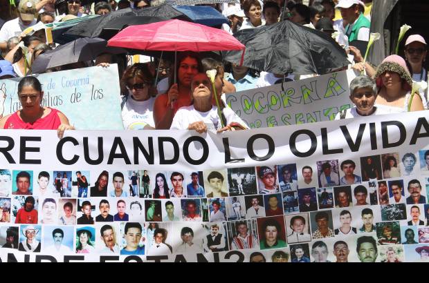Hern&#225;n Vanegas - Movidos por esa convicci&#243;n de que &quot;uno se muere cuando lo olvidan&quot;, que plasman en pancartas con las que marchan desde hace a&#241;os para reclamar con terquedad por sus desaparecidos, cientos de familiares de estas v&#237;ctimas se congregaron en Granada para compartir su dolor. Y para gritar otra vez: &#191;d&#243;nde est&#225;n?