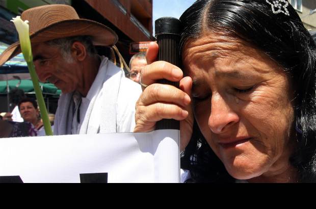 Hern&#225;n Vanegas - Hombre, mujeres, viejos, j&#243;venes, ni&#241;os... las v&#237;ctimas del horror de la desaparici&#243;n forzada en Colombia. Dos hijos asesinados y otros dos desaparecidos son la causa de la profunda tristeza que habita en Mar&#237;a Amparo y que no se aleja con el paso de los a&#241;os.