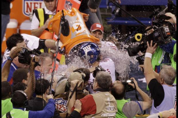 AP - Manning se encargó de reforzar la ventaja con envío de dos yardas a su receptor favorito, el puertorriqueño Víctor Salsa Cruz, quien puso el balón en la zona de anotar, y el equipo de Nueva York aumentó a 9-0 su ventaja en el marcador.