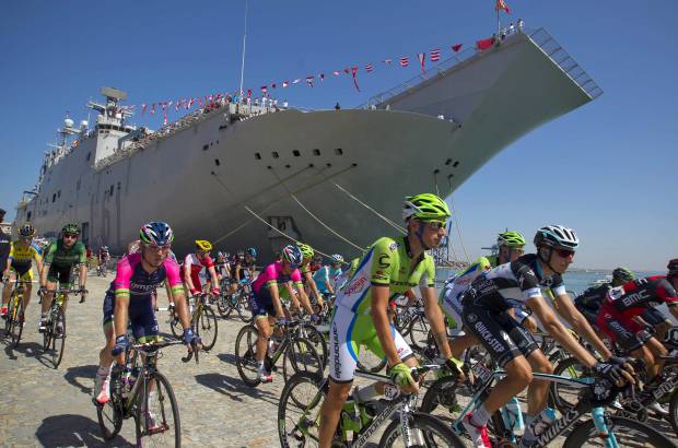 FOTO AP - Tras descender del buque, adonde el pelotón se "encaramó" en una plataforma elevadora, los ciclistas afrontaban tres puertos pero no de mar sino de montaña.