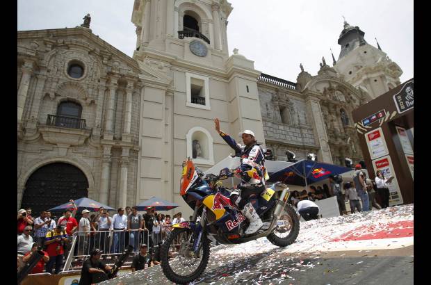 AP - El galo se llevó el cuarto Dakar latinoamericano tras una apasionante lucha con su gran rival, el español Marc Coma, que quedó sin opciones tras una nefasta penúltima etapa.