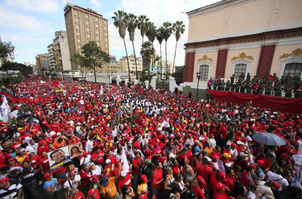 AP - Ante la posibilidad de tener que acudir a las urnas en el mediano plazo, la pregunta que se hacen muchos es si Maduro se arriesgará a tomar decisiones económicas impopulares, como una esperada devaluación cuya demora dificultaría el abastecimiento.