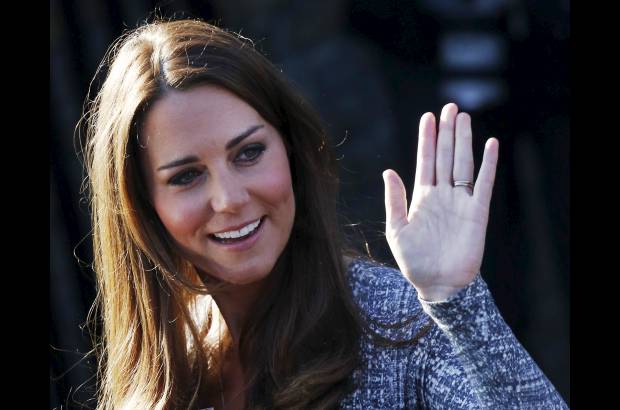AP - La esposa del pr&#237;ncipe Guillermo visit&#243; el martes un centro de rehabilitaci&#243;n para adictas en el sur de Londres, donde las c&#225;maras captaron los primeros signos de su embarazo.