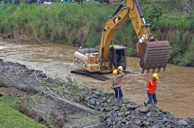 Fotos: Henry Agudelo - En estos momentos una retorexcavadora y varios ingenieros est&#225;n atendiendo el derrumbe, que se presenta al costado occidental del r&#237;o Medell&#237;n, entre las empresas El Colombiano y Homecenter.