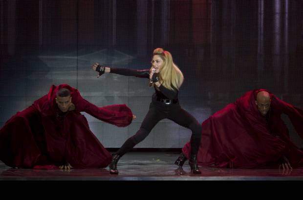 AP - Tras una primera media hora de infarto, en la que s&#243;lo us&#243; la guitarra para entonar Turn up the radio, lleg&#243; el momento del euskera. Madonna present&#243; al trio vascofranc&#233;s Kalakan, de quien hab&#237;a quedado prendada en una visita al norte de los Pirineos, que cubri&#243; de ritmo Open your heart y la enlaz&#243; con su tema en euskera Sagarra Jo, interpretado como una especie de mantra en uno de los momentos m&#225;s aplaudidos del recital.