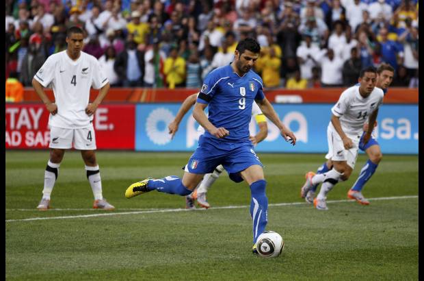 Reuters - A los 29 el árbitro guatemalteco Carlos Batres cobró un penal para los europeos y Vincenzo Iaquinta igualó el marcador.