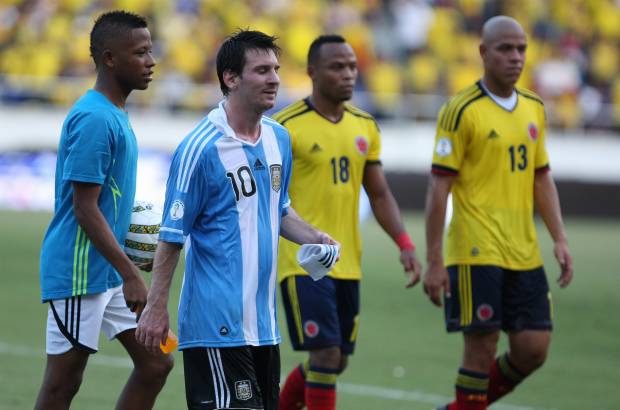 Juan Antonio Sánchez - Lionel Messi, aunque no lució como en sus mejores galas con el Barcelona, mostró grandes destellos de su talento, anotó un gol y ayudó para que Argentina sumará tres puntos en el Metropolitano de Barranquilla.