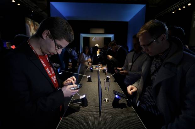 AP - Thorsten Heins desde el escenario de su conferencia en Nueva York invit&#243; a todos los periodistas que acudieron a la conferencia a reclamar un BlackBerry 10 como obsequio en el corredor del evento.