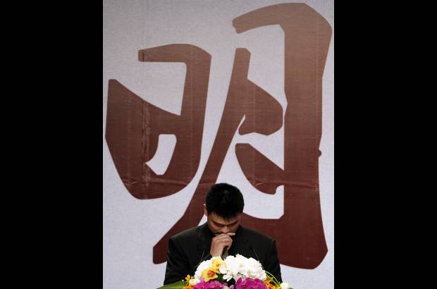 AP - Yao Ming, quien despert&#243; el inter&#233;s chino por la NBA y lleg&#243; a ser uno de los deportistas m&#225;s famosos de Asia, anunci&#243; su retirada del baloncesto.