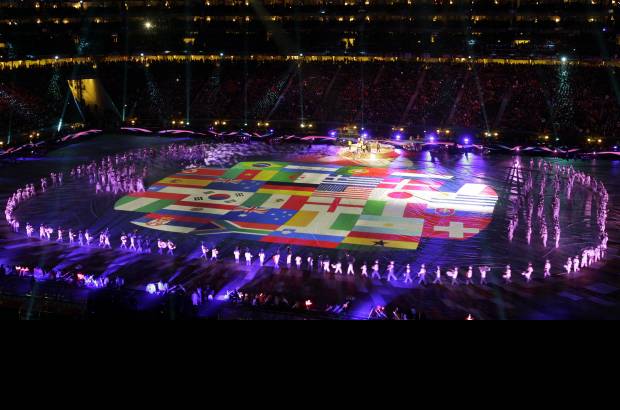 AP - Al ritmo de la m&#250;sica y con un impresionante juego de luces fueron recordadas todas las selecciones que pisaron suelo sudafricano.