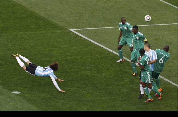 Reuters - Gabriel Heinze abrió el marcador a los seis minutos con un impecable remate de cabeza.