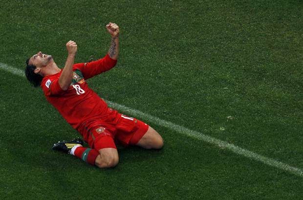 AP - La celebración de Almeida. El seleccionador norcoreano, Kim Jong-hun, afirmó después del compromiso que sus jugadores entraron en pánico.