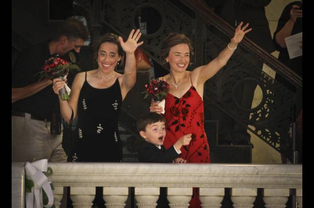 AP - Margaret Miles, de vestido de negro a la izquierda, y Cathy Ten Broeke, a la derecha fue la primera pareja del mismo sexo que contrajo matrimonio en Minneapolis.