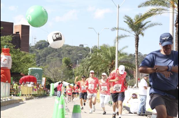 Esteban Jaramillo y Sebasti&#225;n Salazar - M&#225;s de 10 mil competidores se dieron cita en esta hist&#243;rica cita deportiva que se corr&#237;a en las modalidades de 5, 10, 21 y 42 kil&#243;metros.