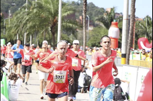 Esteban Jaramillo y Sebasti&#225;n Salazar - M&#225;s de 10 mil competidores se dieron cita en esta hist&#243;rica cita deportiva que se corr&#237;a en las modalidades de 5, 10, 21 y 42 kil&#243;metros.