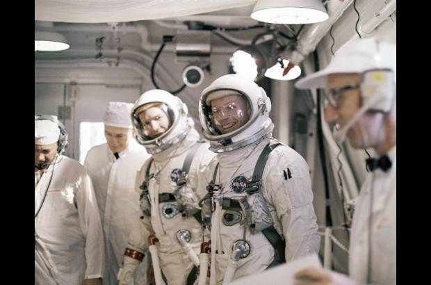 AP - Otro de los compa&#241;eros del vuelo de simulaci&#243;n de la misi&#243;n de 1966 fue David R. Scott.