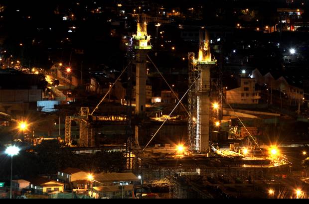 Manuel Saldarriaga - De noche, los constructores del puente intraurbano m&#225;s largo de Colombia, no duermen. Siguen en su funci&#243;n.