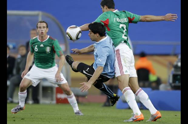 AP - En la segunda parte, Uruguay aprovech&#243; la desesperaci&#243;n de M&#233;xico para atacar con peligro en los primeros minutos.