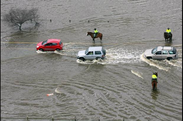 Mauricio Alvarado, Colprensa - Tras la alerta roja decretada en las riveras del r&#237;o Bogot&#225; por su alto caudal, los trabajos de dragado y limpieza del afluente se intensificar&#225;n. Desde mayo se han sacado m&#225;s de 180 mil metros c&#250;bicos de sedimentos, cuando empez&#243; la operaci&#243;n conocida como Diablo Rojo.