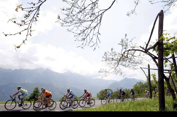 Reuters - Impactantes panor&#225;micas del territorio italiano al paso de la caravana en la que siguen los cuatros colombianos: Ur&#225;n, Sergio Luis Henao, Miguel &#193;ngel Rubiano y Jos&#233; Serpa.