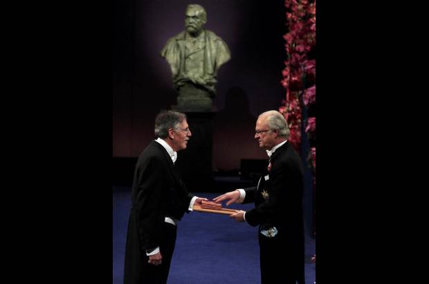 Reuters - Pedro Arturo Diamante de Estados Unidos recibi&#243; el Premio Nobel de Ciencias Econ&#243;micas de 2010.