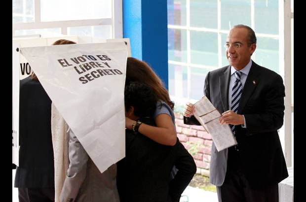 Reuters - El presidente mexicano, Felipe Calder&#243;n ejerci&#243; su derecho al voto en dos centros en la capital de M&#233;xico, en el primero para los cargos federales y en el segundo para los comicios locales.