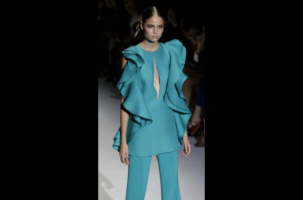 Foto Reuters - La compa&#241;&#237;a de art&#237;culos de lujo Gucci present&#243; su nueva colecci&#243;n, en la Semana de la Moda de Mil&#225;n, Italia. Una propuesta con colores fuertes, vibrantes y energ&#233;ticos.