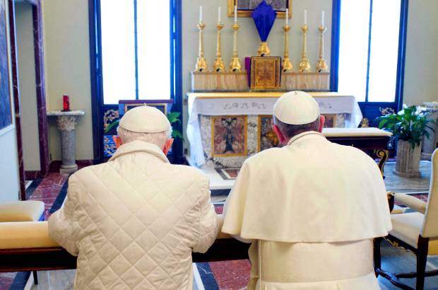 AP - El papa Francisco viaj&#243; este s&#225;bado a la residencia apost&#243;lica de Castel Gandolfo, a unos 30 kil&#243;metros al sur de Roma, para visitar y almorzar con Benedicto XVI, que se aloja all&#237; desde que dej&#243; de ser Papa. La visita del Sumo Pont&#237;fice conglomer&#243; a miles de creyentes a las afueras de la residencia.