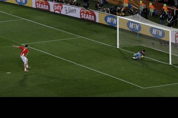 AP - Iker Casillas detuvo un penalti a &#211;scar Cardozo en el 59