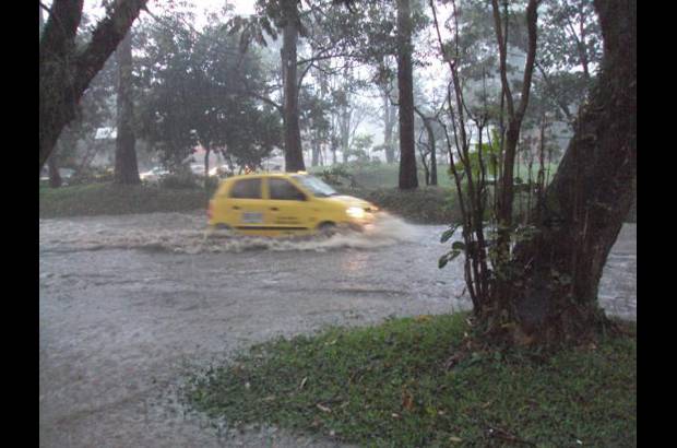 Cortesía Vanesa Rueda León - La intensa lluvia, acompañada de granizo y fuertes vientos, paralizó las principales vías de Medellín y parte del Área Metropolitana. Por fortuna, no hubo personas lesionadas.