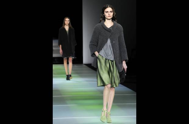 AP - Giorgio Armani, de 79 años, cerró la Semana de la Moda femenina de Milán. Sus diseños sorprendieron por teñir la franela de grises claros y oscuros a los que se unió el verde lima, para vestir a una mujer sencilla pero elegante. Para la noche, los vestidos largos palabra de honor o con escotes vertiginosos fueron los encargados de poner la nota de distinción en el desfile.