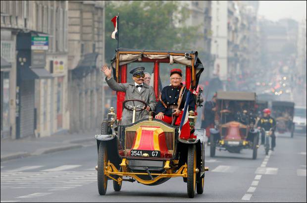 REUTERS - El ej&#233;rcito franc&#233;s utiliz&#243; los taxis requisados para transportar hacia nuevas l&#237;neas de combate a los efectivos llenos de lodo que regresaban de su frente derrotado.