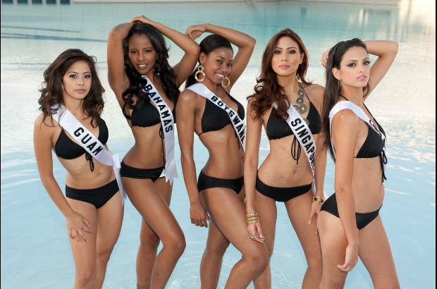 AP - Vanessa Torres, Miss Guam; Braneka Bassett, Miss Bahamas; Tirelo Ramasedi, Miss Botswana; Tania Lim, Miss Singapure y Bat-el Jobi, Miss Israel.