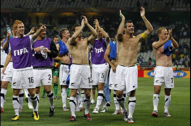 AP - La felicidad de los jugadores de Nueva Zelanda después de empatar con Italia.