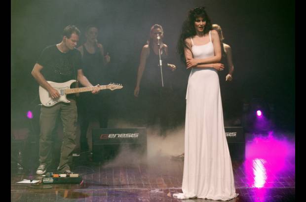 Edwin Bustamante - Parada sobre un escenario, Emma Shapplin desconoce el significado de la palabra timidez. En lo &#250;nico que piensa es la conexi&#243;n que se logra a trav&#233;s de la m&#250;sica; una conexi&#243;n que no conoce barreras.