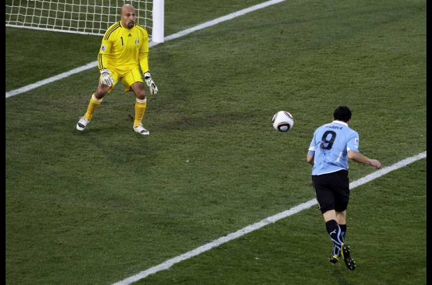 AP - Uruguay se impuso con un gol de Luis Su&#225;rez a los 43 minutos del partido disputado en el estadio Royal Bafokeng de Rustenburg y cerr&#243; su participaci&#243;n en la zona con siete puntos tras dos victorias y un empate en sus tres presentaciones.