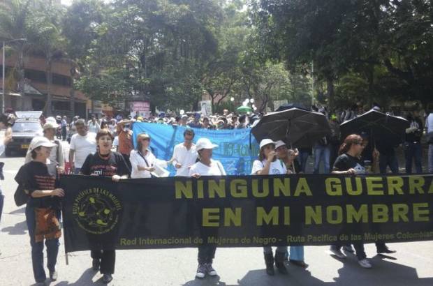 Cortes&#237;a - La Red Nacional de Mujeres de Negro tambi&#233;n mostr&#243; su apoyo al proceso de paz que se adelanta en La Habana, Cuba.