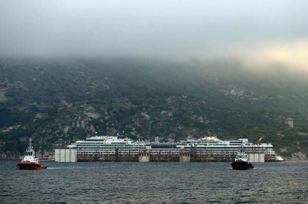 REUTERS - Esta flota tiene como misión garantizar la seguridad de su traslado y que no haya fugas de sustancias nocivas para el medioambiente y la fauna marina, explicaron fuentes de las operaciones de reflote del barco.