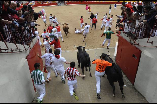 Reuters - Las fiestas San Fermín, en las que una multitud corre junto a seis toros bravos por las calles de Pamplona, en España, son uno de los mayores atractivos en esta época del año. Desde 1924, 15 personas han muerto en los encierros que fueron inmortalizados en la novela Fiesta de Hemingway.