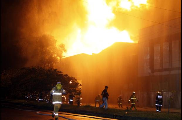 Edwin Bustamante - Un incendio en la zona industrial gener&#243; angustia en este municipio. Siete personas resultaron heridas, entre ellas tres bomberos.