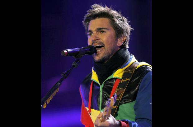 AP - El paisa Juanes, con una chaqueta multicolor, present&#243; el sencillo de su nuevo disco Yerbatero ante los v&#237;tores del p&#250;blico.