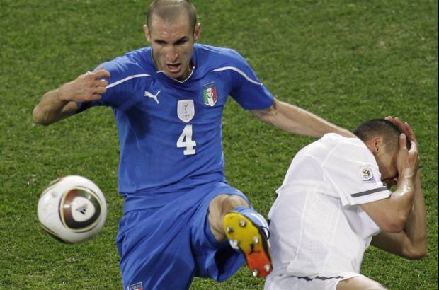 AP - La selección italiana, que defiende el título Mundial en Sudáfrica, tropezó por segunda vez en el torneo y no fue capaz de superar a Nueva Zelanda, uno de los equipos más débiles a priori.