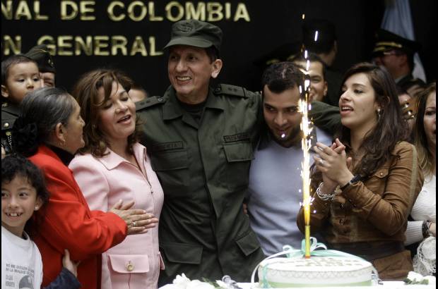 Colprensa-Andr&#233;s Torres - El general Luis Mendieta celebr&#243; su cumplea&#241;os 53 junto a su familia, en la sede de la Polic&#237;a Nacional.