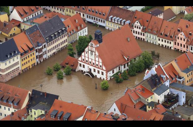 AP - La alcaldia de Grimma, en Alemania del este, est&#225; rodeada de agua.