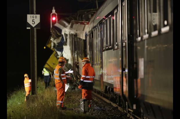 Reuters - En la madrugada los bomberos recuperaron el cuerpo de uno de los maquinistas, la &#250;nica v&#237;ctima mortal del accidente.