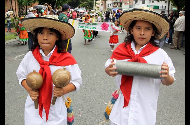 Julio C&#233;sar Herrera - Las calles de La Floresta fueron invadidas por la alegr&#237;a, los bailes y el colorido de las silletas de los ni&#241;os de cerca de 50 instituciones educativas en el tradicional desfile de silleteritos.