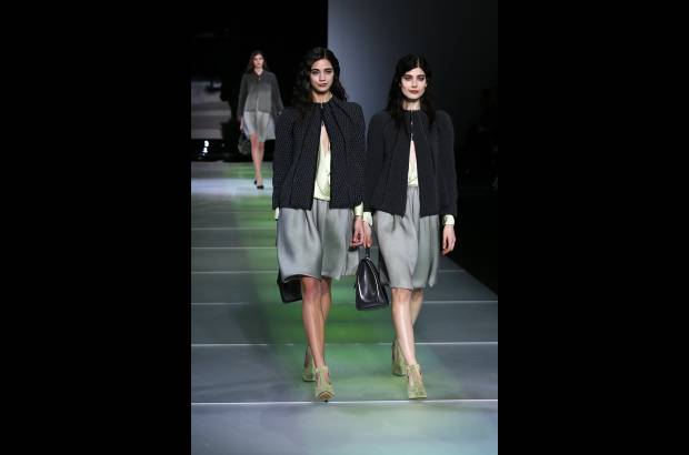 Reuters - Giorgio Armani, de 79 años, cerró la Semana de la Moda femenina de Milán. Sus diseños sorprendieron por teñir la franela de grises claros y oscuros a los que se unió el verde lima, para vestir a una mujer sencilla pero elegante. Para la noche, los vestidos largos palabra de honor o con escotes vertiginosos fueron los encargados de poner la nota de distinción en el desfile.