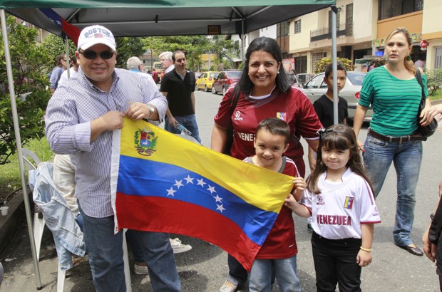 Donaldo Zuluaga - Una masiva participación se registró en el consulado venezolano de Medellín en la jornada electoral de ese país. Muchos acudieron con sus familias a la cita con la democracia.